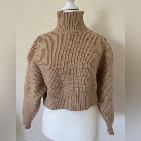 Tops - Crop top sweater with open shoulder